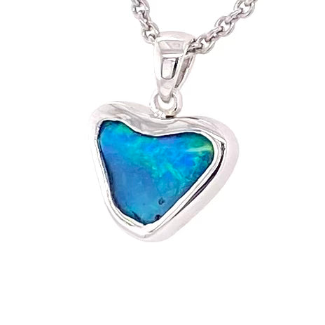 Vedhæng med en ægte solid krystal opal fra Australien indfattet i blankt sterling sølv.