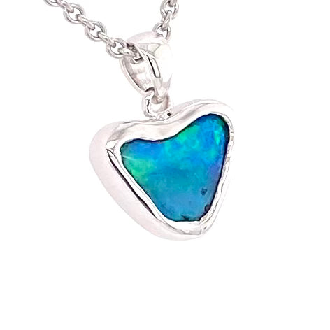 Vedhæng med en ægte solid krystal opal fra Australien indfattet i blankt sterling sølv.