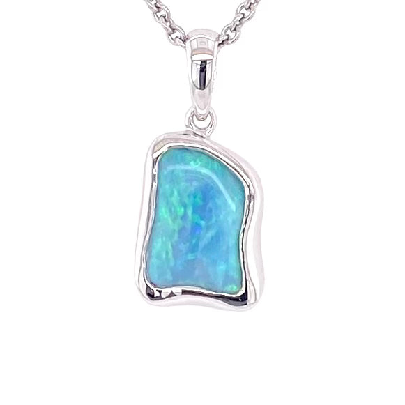 Vedhæng med en ægte solid krystal opal fra Australien indfattet i blankt sterling sølv.