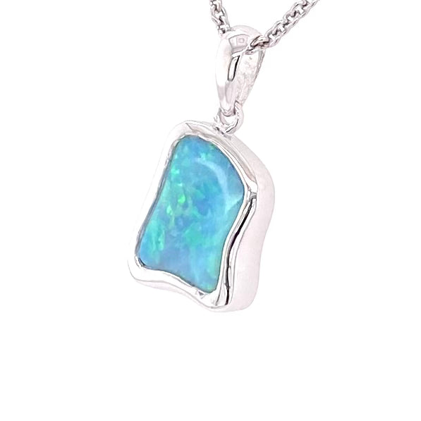 Vedhæng med en ægte solid krystal opal fra Australien indfattet i blankt sterling sølv.