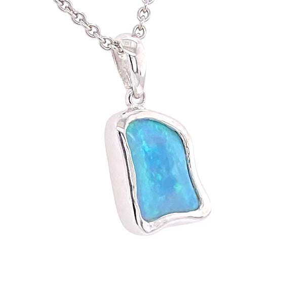 Vedhæng med en ægte solid krystal opal fra Australien indfattet i blankt sterling sølv.