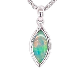 Vedhæng med en ægte solid krystal opal fra Australien indfattet i blankt sterling sølv.