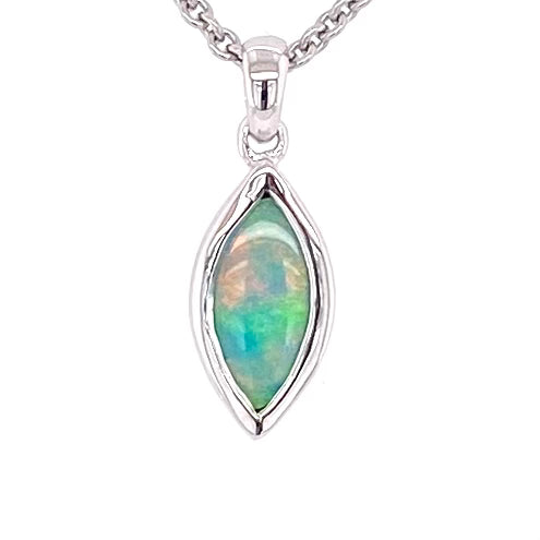 Vedhæng med en ægte solid krystal opal fra Australien indfattet i blankt sterling sølv.