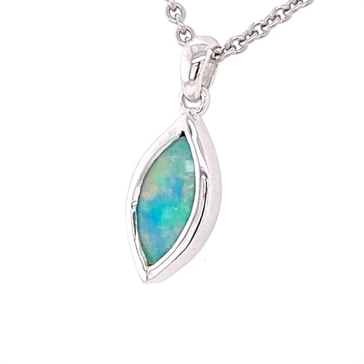 Vedhæng med en ægte solid krystal opal fra Australien indfattet i blankt sterling sølv.