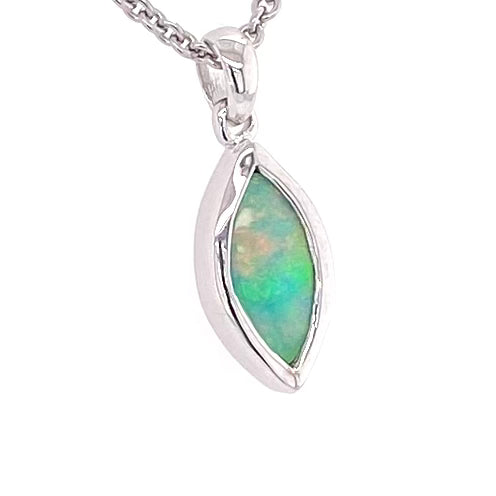 Vedhæng med en ægte solid krystal opal fra Australien indfattet i blankt sterling sølv.