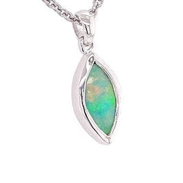 Vedhæng med en ægte solid krystal opal fra Australien indfattet i blankt sterling sølv.