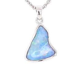 Vedhæng med en ægte solid krystal opal fra Australien indfattet i blankt sterling sølv.