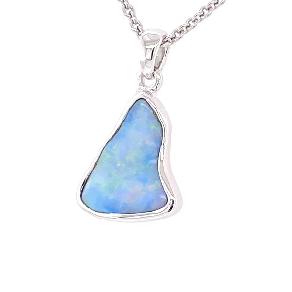 Vedhæng med en ægte solid krystal opal fra Australien indfattet i blankt sterling sølv.