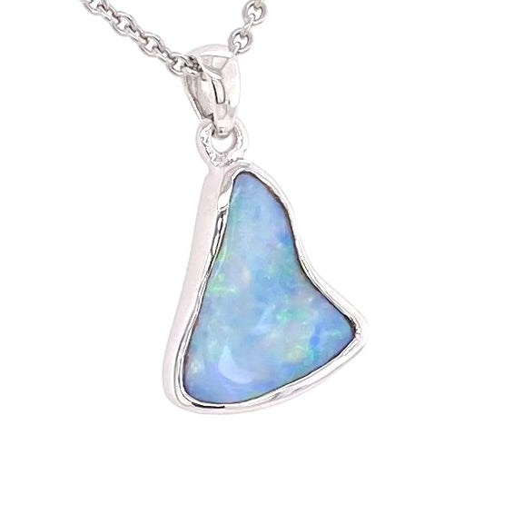Vedhæng med en ægte solid krystal opal fra Australien indfattet i blankt sterling sølv.