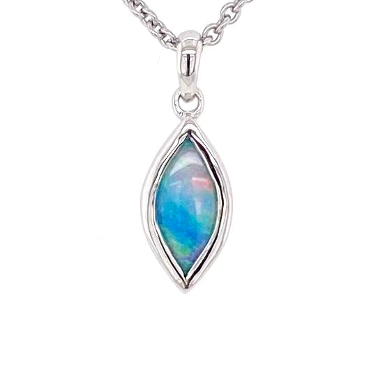 Vedhæng med en ægte solid krystal opal fra Australien indfattet i blankt sterling sølv.