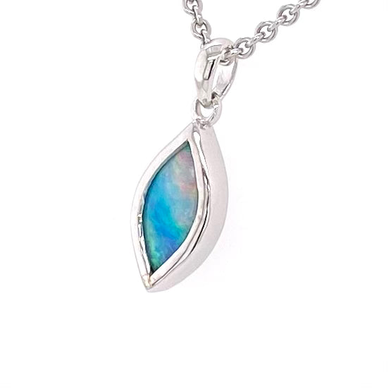 Vedhæng med en ægte solid krystal opal fra Australien indfattet i blankt sterling sølv.