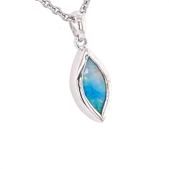 Vedhæng med en ægte solid krystal opal fra Australien indfattet i blankt sterling sølv.