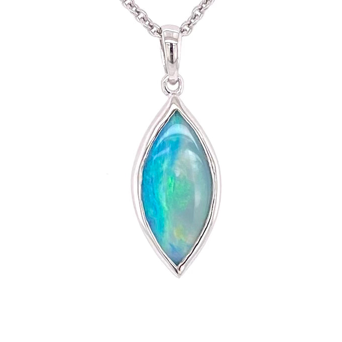 Vedhæng med en ægte solid krystal opal fra Australien indfattet i blankt sterling sølv.