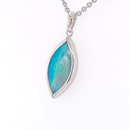 Vedhæng med en ægte solid krystal opal fra Australien indfattet i blankt sterling sølv.