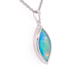 Vedhæng med en ægte solid krystal opal fra Australien indfattet i blankt sterling sølv.