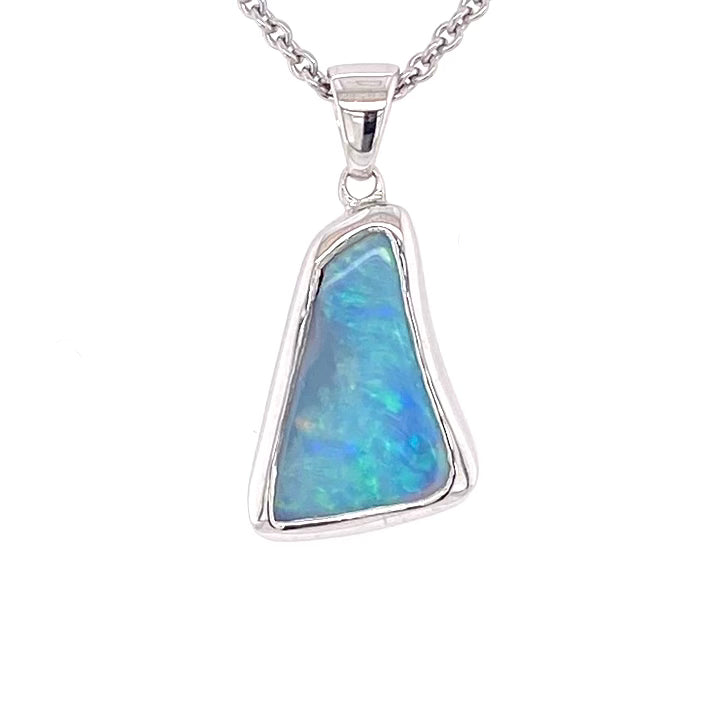 Vedhæng med en ægte solid krystal opal fra Australien indfattet i blankt sterling sølv.