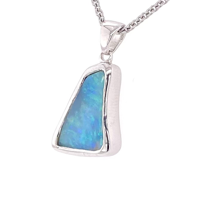 Vedhæng med en ægte solid krystal opal fra Australien indfattet i blankt sterling sølv.