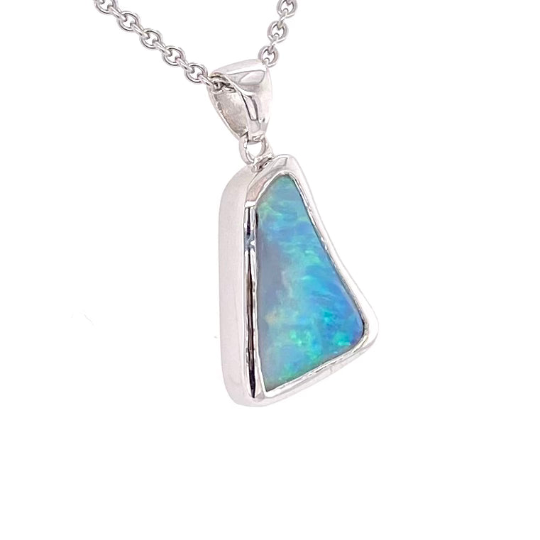 Vedhæng med en ægte solid krystal opal fra Australien indfattet i blankt sterling sølv.