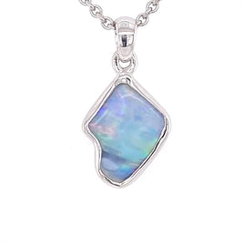 Vedhæng med en ægte solid krystal opal fra Australien indfattet i blankt sterling sølv.