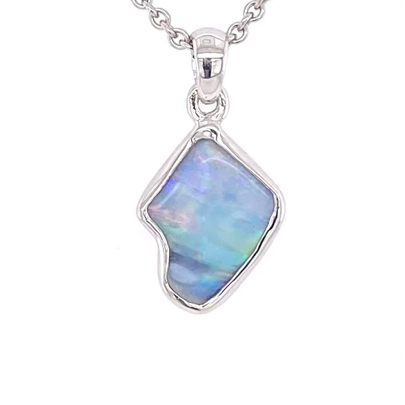 Vedhæng med en ægte solid krystal opal fra Australien indfattet i blankt sterling sølv.
