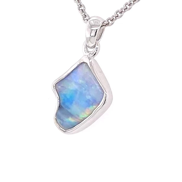 Vedhæng med en ægte solid krystal opal fra Australien indfattet i blankt sterling sølv.