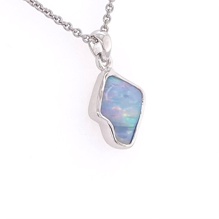 Vedhæng med en ægte solid krystal opal fra Australien indfattet i blankt sterling sølv.