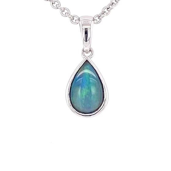 Vedhæng med en ægte solid krystal opal fra Australien indfattet i blankt sterling sølv.