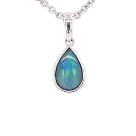 Vedhæng med en ægte solid krystal opal fra Australien indfattet i blankt sterling sølv.