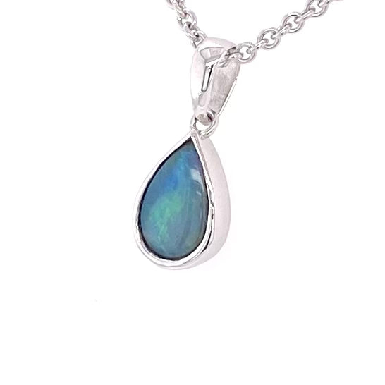 Vedhæng med en ægte solid krystal opal fra Australien indfattet i blankt sterling sølv.