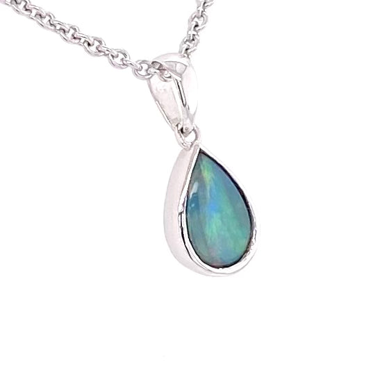 Vedhæng med en ægte solid krystal opal fra Australien indfattet i blankt sterling sølv.