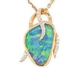 Opal vedhænget har en ægte solid Australsk krystal opal som er indfattet i 14 karat guld. Opalen er 2,49 ct, og har 19 brillanter 0,09 ct. W/SI i alt.