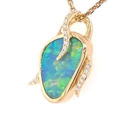 Opal vedhænget har en ægte solid Australsk krystal opal som er indfattet i 14 karat guld. Opalen er 2,49 ct, og har 19 brillanter 0,09 ct. W/SI i alt.