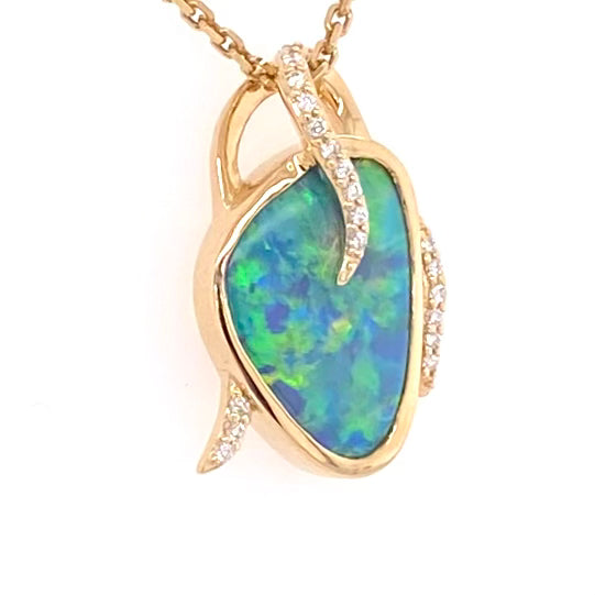 Opal vedhænget har en ægte solid Australsk krystal opal som er indfattet i 14 karat guld. Opalen er 2,49 ct, og har 19 brillanter 0,09 ct. W/SI i alt.