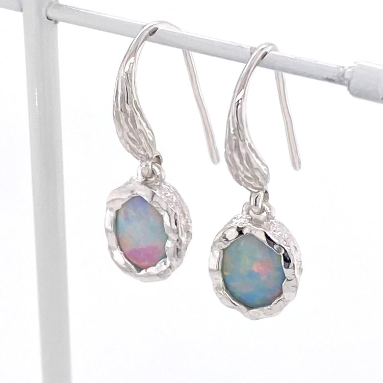 Ørehængere med ægte solide crystal opaler fra Australien, indfattet i rustikke organiske former i sterling sølv.