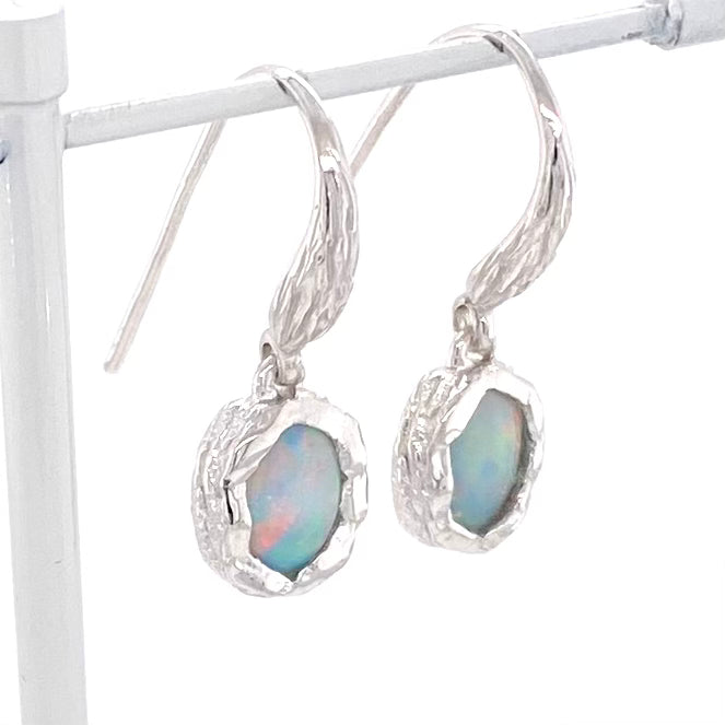 Ørehængere med ægte solide crystal opaler fra Australien, indfattet i rustikke organiske former i sterling sølv.