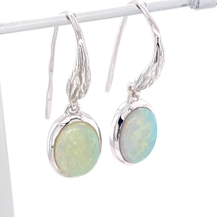 Ørehængere med ægte solide crystal opaler fra Australien, indfattet i sterling sølv.