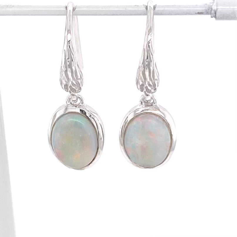 Ørehængere med ægte solide crystal opaler fra Australien, indfattet i sterling sølv.