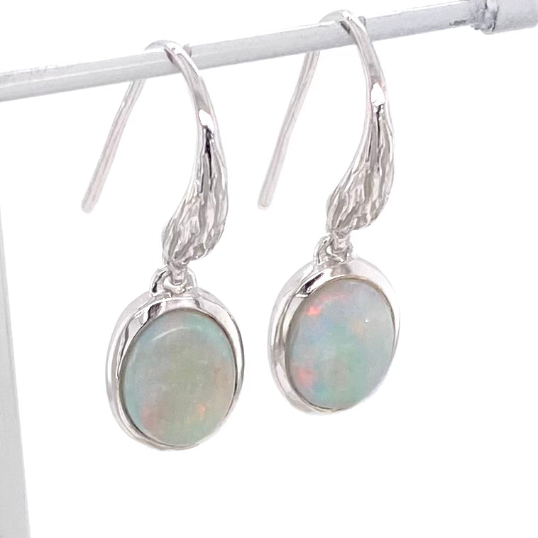 Ørehængere med ægte solide crystal opaler fra Australien, indfattet i sterling sølv.