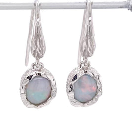 Ørehængere med ægte solide crystal opaler fra Australien, indfattet i rustikke organiske former i sterling sølv.