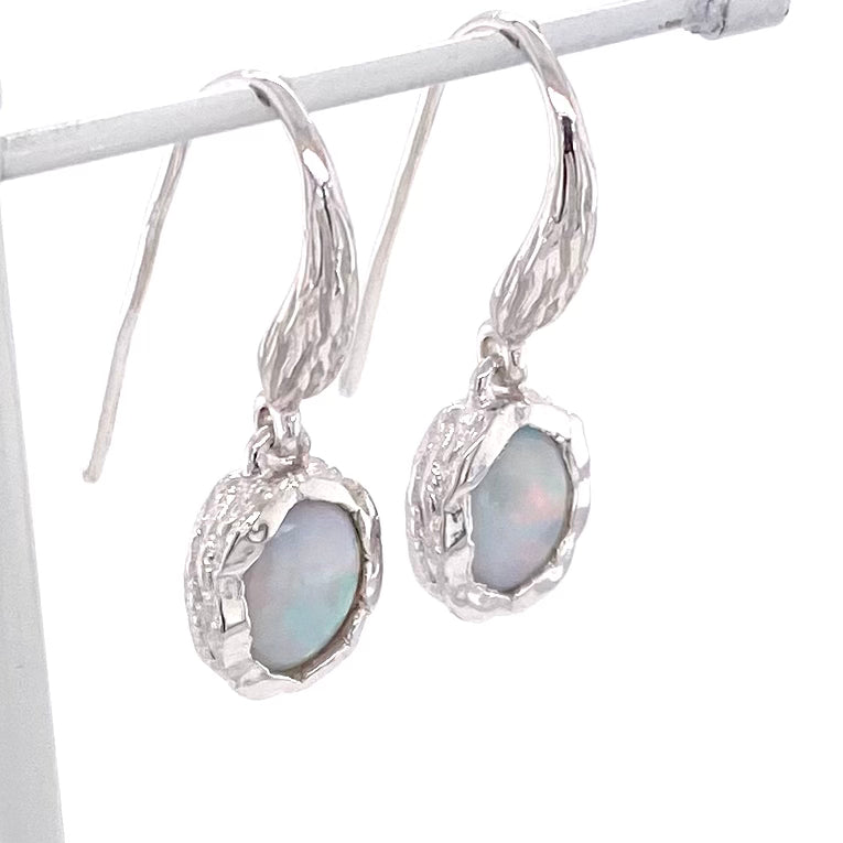 Ørehængere med ægte solide crystal opaler fra Australien, indfattet i rustikke organiske former i sterling sølv.