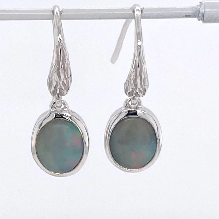 Ørehængere med ægte solide crystal opaler fra Australien, indfattet i sterling sølv.
