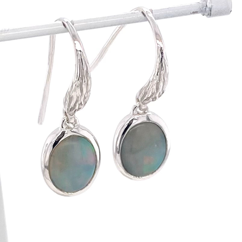 Ørehængere med ægte solide crystal opaler fra Australien, indfattet i sterling sølv.