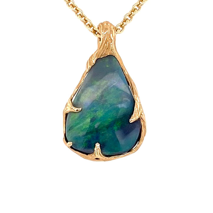Ægte solid krystal opal fra vores egen mine i Lightning Ridge, Australien indfattet i 14 karat guld. De krogede grene af 14 karat guld holder opalen på plads. Opalen vejer 4,08 ct.