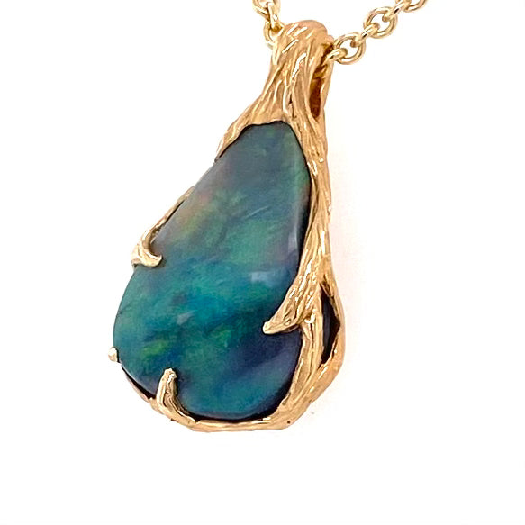 Ægte solid krystal opal fra vores egen mine i Lightning Ridge, Australien indfattet i 14 karat guld. De krogede grene af 14 karat guld holder opalen på plads. Opalen vejer 4,08 ct.