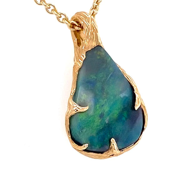 Ægte solid krystal opal fra vores egen mine i Lightning Ridge, Australien indfattet i 14 karat guld. De krogede grene af 14 karat guld holder opalen på plads. Opalen vejer 4,08 ct.