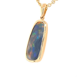Ægte solid krystal opal fra vores egen mine i Lightning Ridge, Australien indfattet i 14 karat guld.