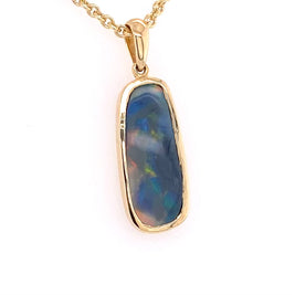 Ægte solid krystal opal fra vores egen mine i Lightning Ridge, Australien indfattet i 14 karat guld.