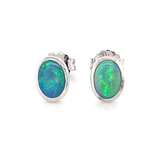 Opal ørestikkerne har ægte solide Australske krystal opaler indfattet i blankt sterling sølv.