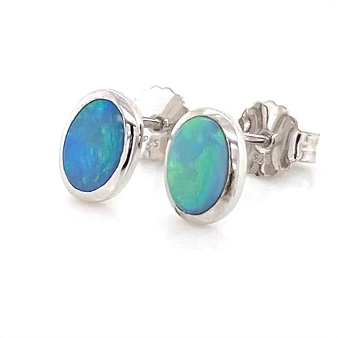 Opal ørestikkerne har ægte solide Australske krystal opaler indfattet i blankt sterling sølv.
