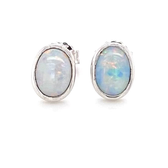 Opal ørestikkerne har ægte solide Australske krystal opaler indfattet i blankt sterling sølv.